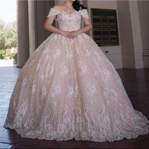 beautiful elegant quinceañera dress (off white/champagne color) size is (XS/S)